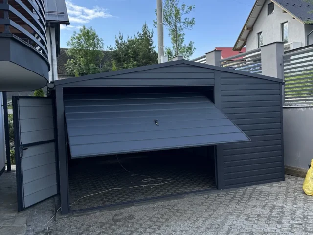 Garaż blaszany 4,5×5,5 m, woj. łódzkie — ujęcie 1