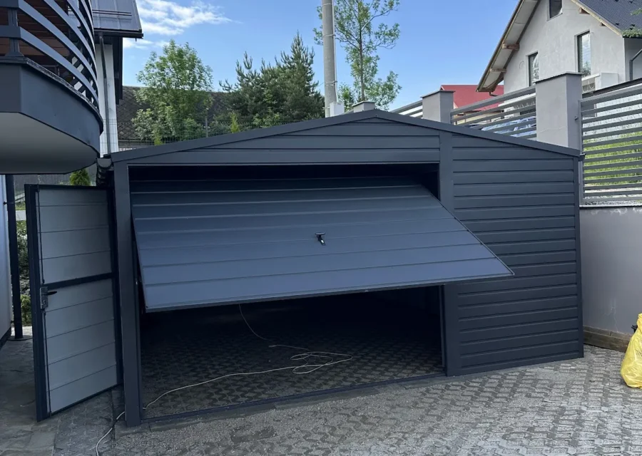 Garaż blaszany 4,5×5,5 m, woj. łódzkie — ujęcie 1